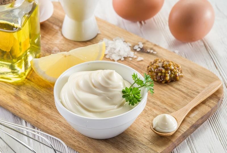استفاده از مخلوطهای حاوی تخم مرغ و مایونز خشکی مو