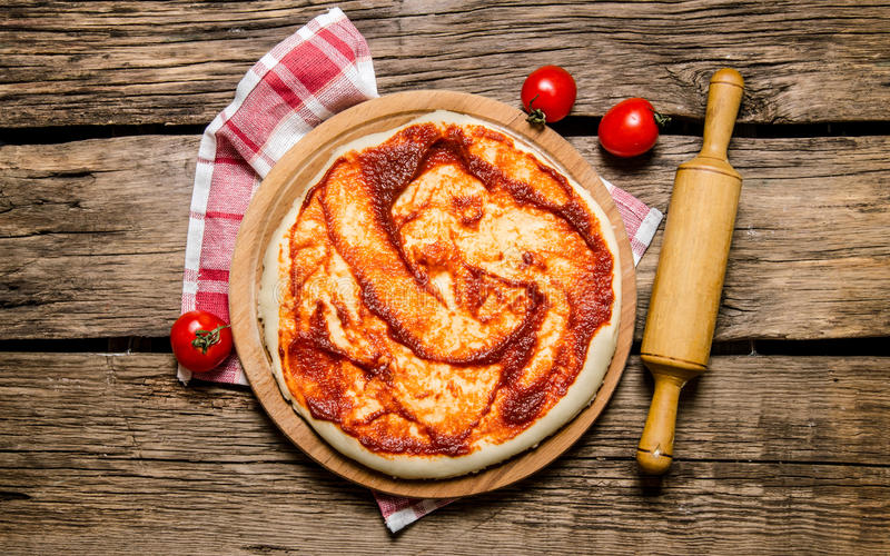 تهیه سس گوجه فرنگی برای پیتزا