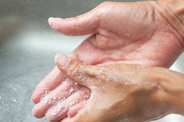 پاک کردن چسب روی دست