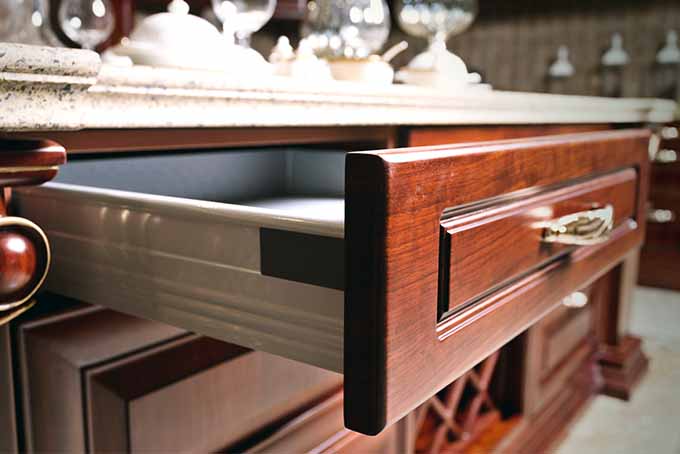 پاک کردن کشوی کابینت