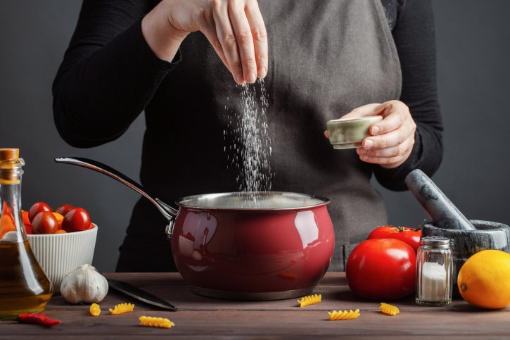 روش های رفع ادویه زیاد در غذا با نمک