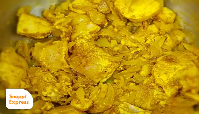 مواد لازم در طرز تهیه خورش کاری با مرغ و قارچ و خامه