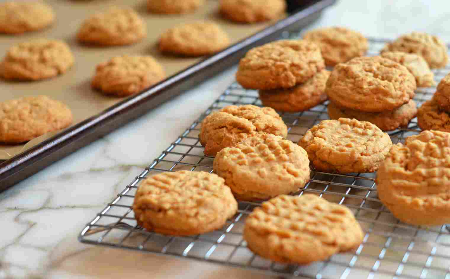 3. طرز تهیه چند بیسکوییت ساده؛ بیسکویت کره بادام زمینی