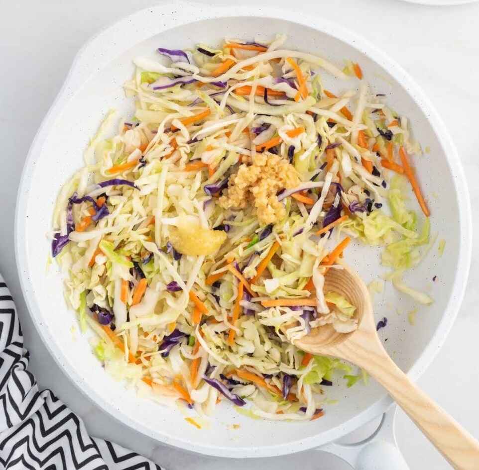 مرحله اول طرز تهیه رولت تخم مرغ خانگی