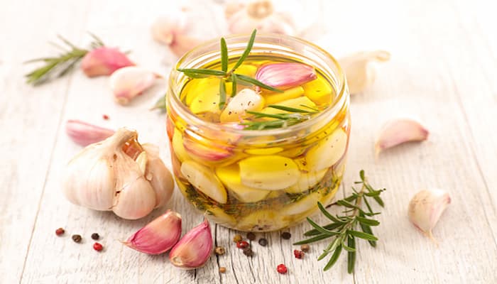 ترفندهای استفاده از روغن در نگهداری سیر تازه