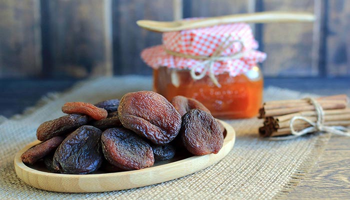 علت سیاه شدن برگه زردالو چیست