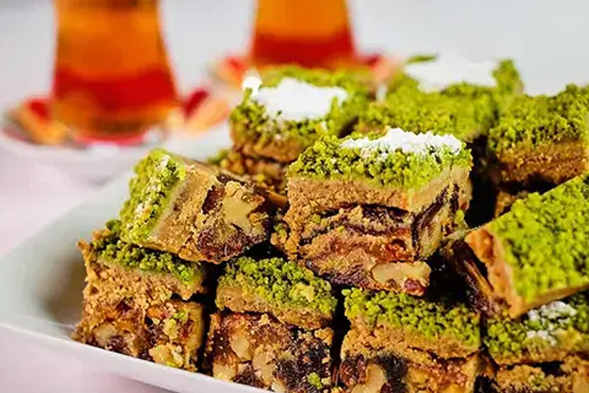 طرز تهیه رنگینک با خرمای له شده