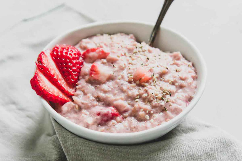 طرز تهیه اوتمیل توت فرنگی