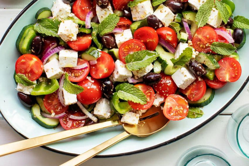 طرز تهیه سالاد یونانی با پنیر فتا