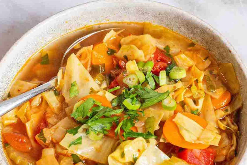 طرز تهیه سوپ کلم رژیمی