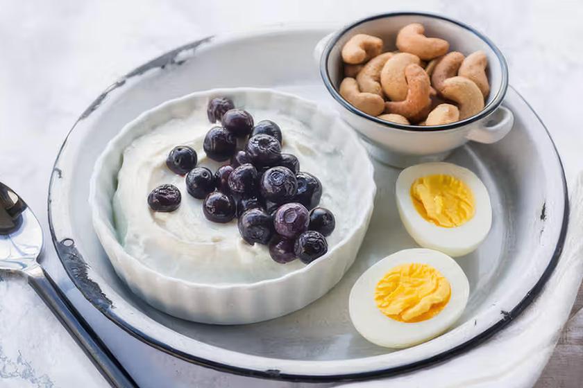 تخم‌مرغ یا ماست برای صبحانه