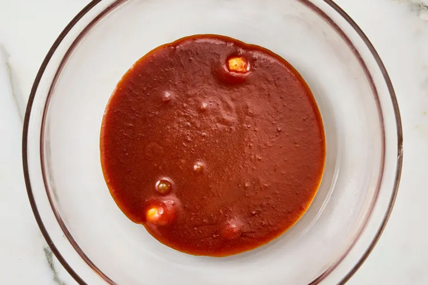 تکه‌های مرغ تند و عسلی با پوره هریسا