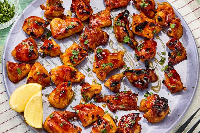 تکه‌های مرغ تند و عسلی با پوره هریسا