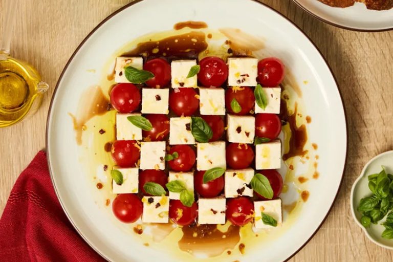 طرز تهیه پیش‌غذا با فتا و گوجه‌فرنگی گیلاسی