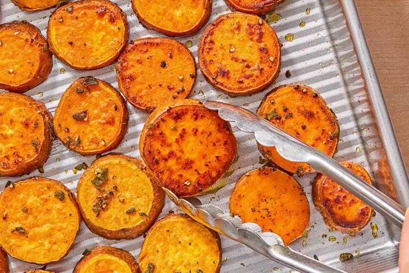 سیب‌زمینی شیرین پخته با سس سیر و کره