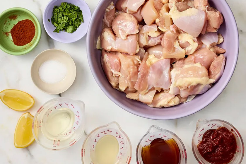 تکه‌های مرغ تند و عسلی با پوره هریسا