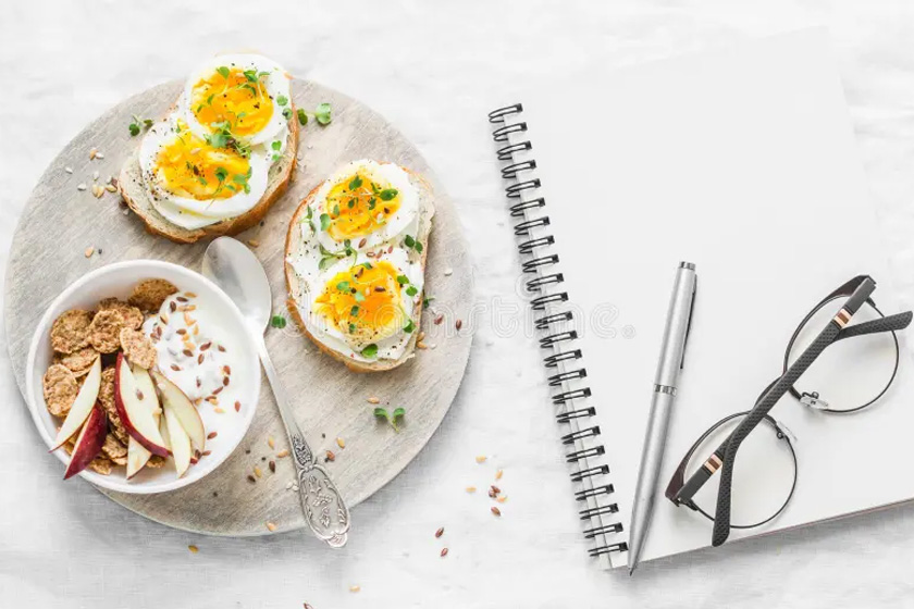 تخم‌مرغ یا ماست برای صبحانه