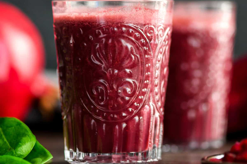 طرز تهیه اسموتی انار و لبو برای شب یلدا