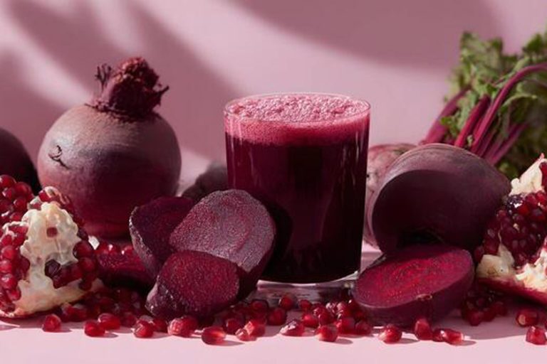 طرز تهیه اسموتی انار و لبو برای شب یلدا