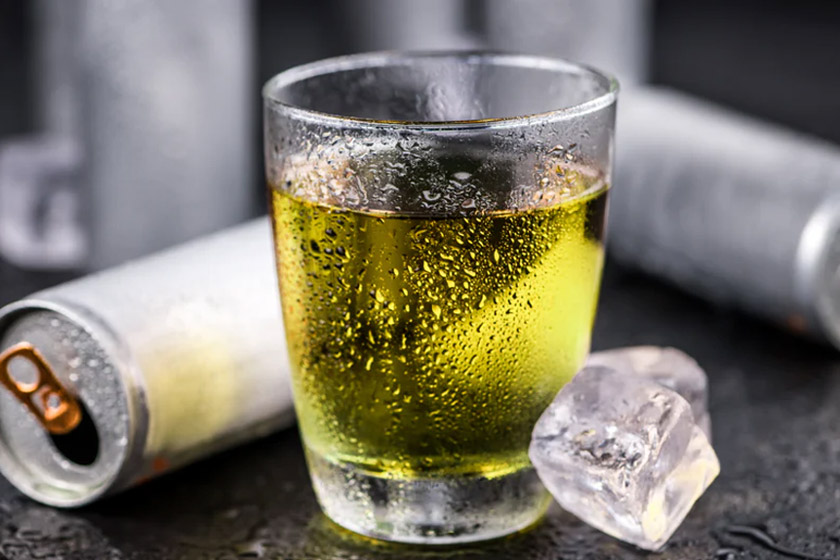 چرا نوشیدنیهای انرژیزا میتوانند باعث خستگی شوند