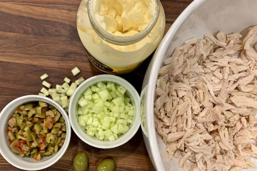 طرز تهیه سالاد مرغ و زیتون