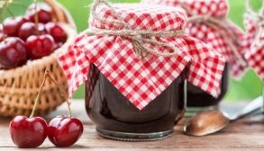 طرز تهیه مربای آلبالو؛ ترفندهای یک مربای خانگی خوشمزه و ماندگار