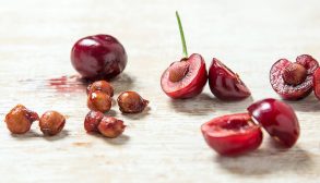 جداکردن هسته آلبالو با 7 روش آسان بدون له‌شدن