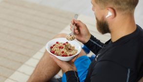 آیا-باید-قبل-از-تمرین-غذا-بخورید؟ قبل از باشگاه چی بخوریم؟