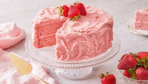 طرز تهیه کیک توت فرنگی
