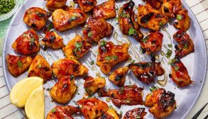 تکه‌های مرغ تند و عسلی با پوره هریسا