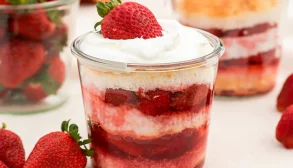 طرز تهیه جار کیک توت فرنگی