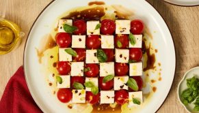 طرز تهیه پیش‌غذا با فتا و گوجه‌فرنگی گیلاسی