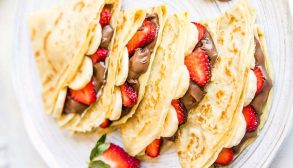 طرز تهیه کرپ توت‌فرنگی و موز با نوتلا