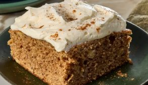 طرز تهیه کیک موز با روکش پنیر خامه‌ای