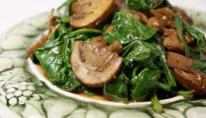 غذا با اسفناج و قارچ.