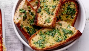 نان سیر با نان تست