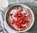 طرز تهیه اوتمیل توت فرنگی