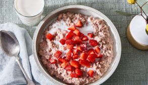 طرز تهیه اوتمیل توت فرنگی