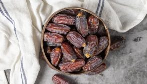 خوراکی‌هایی که فیبر بیشتری از خرما دارند